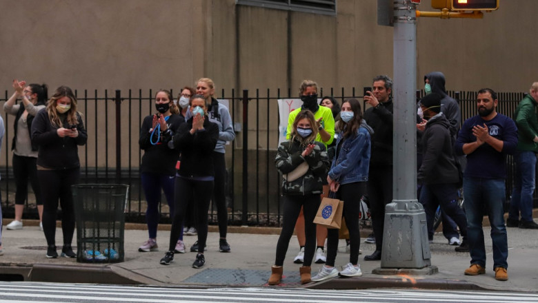 Localnicii din New York au iesit pe strazi, purtand masti impotriva coronavirusului