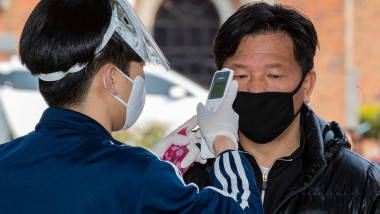 alegator sud-coreean caruia i se ia temperatura inainte de a fi lasat in sectia de vot