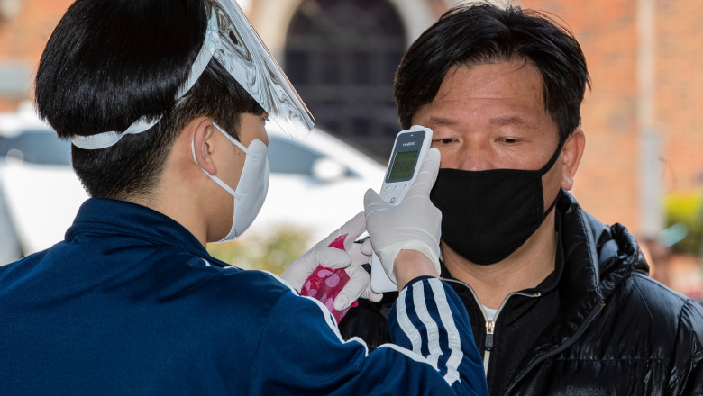alegator sud-coreean caruia i se ia temperatura inainte de a fi lasat in sectia de vot