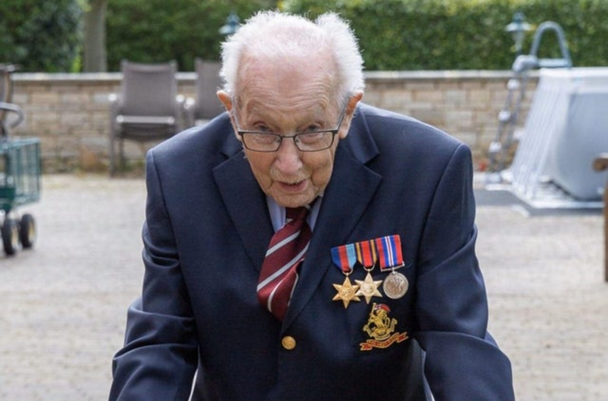 A murit Sir Tom Moore, veteranul de 100 de ani care a strâns donații record pentru spitalele britanice. El se îmbolnăvise de COVID