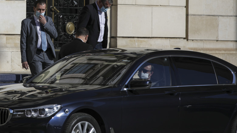 Premierul Ludovic Orban, cu mască de protecție, pleacă de la sediul MAI