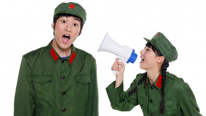 propagandă China, tineri îmbrăcaţi în uniforme chinezeşti cu portavoce