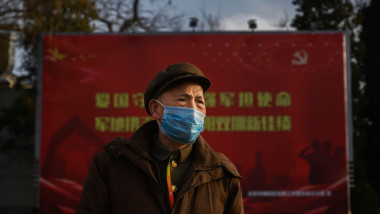 bătrân cu mască împotriva coronavirus în China