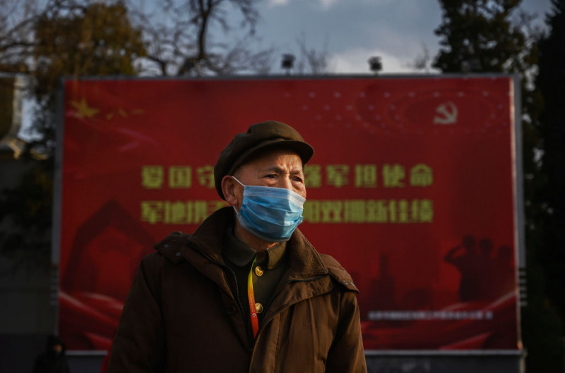bătrân cu mască de protectie coronavirus în China