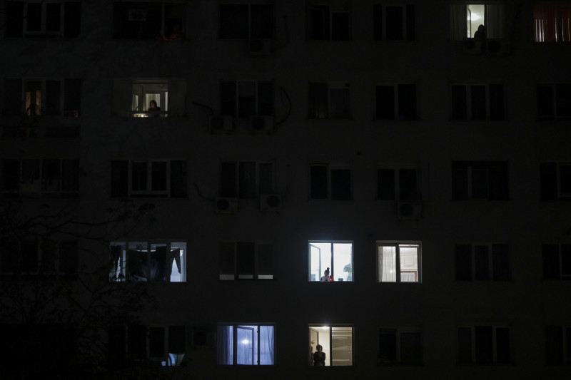 oameni ferestre bloc lumina inviere paste 2020 ID136341_INQUAM_Photos_Octav_Ganea