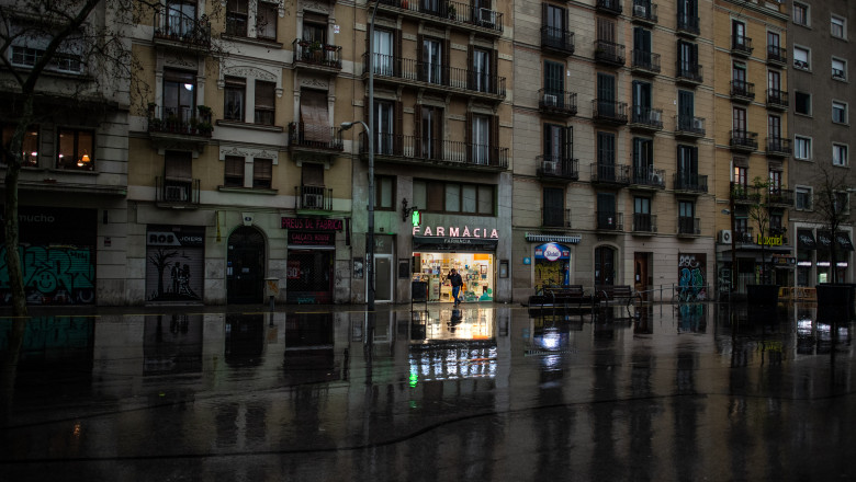 BARCELONA, SPAIN - MARCH 16: A man walks past an open pharmacy on March 16, 2020 in Barcelona, Spain. As part of the measures against the virus expansion the Government has declared a 15-day state of emergency. The Government of Spain has strengthened up its quarantine rules, shutting all commercial activities except for pharmacies, food shops, gas stations, tobacco stores and news kiosks in a bid to stop the spread of the novel coronavirus, as well as transport. Spaniards must stay home except to go to work but working from home is recommended, going to buy basic things as food or pharmacy products is allowed but it must be done individually. The number of people confirmed to be infected with the coronavirus (COVID-19) in Spain has increased to at least 9,191, with the latest death toll reaching 309 according to the country’s Health Ministry. (Photo by David Ramos/Getty Images)
