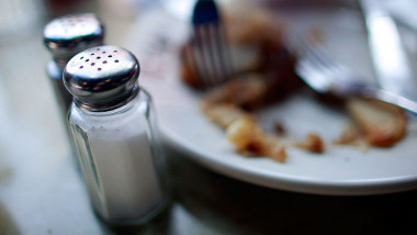 farfurie cu resturi de mâncare, industria restaurantelor pierderi in criza coronavirus