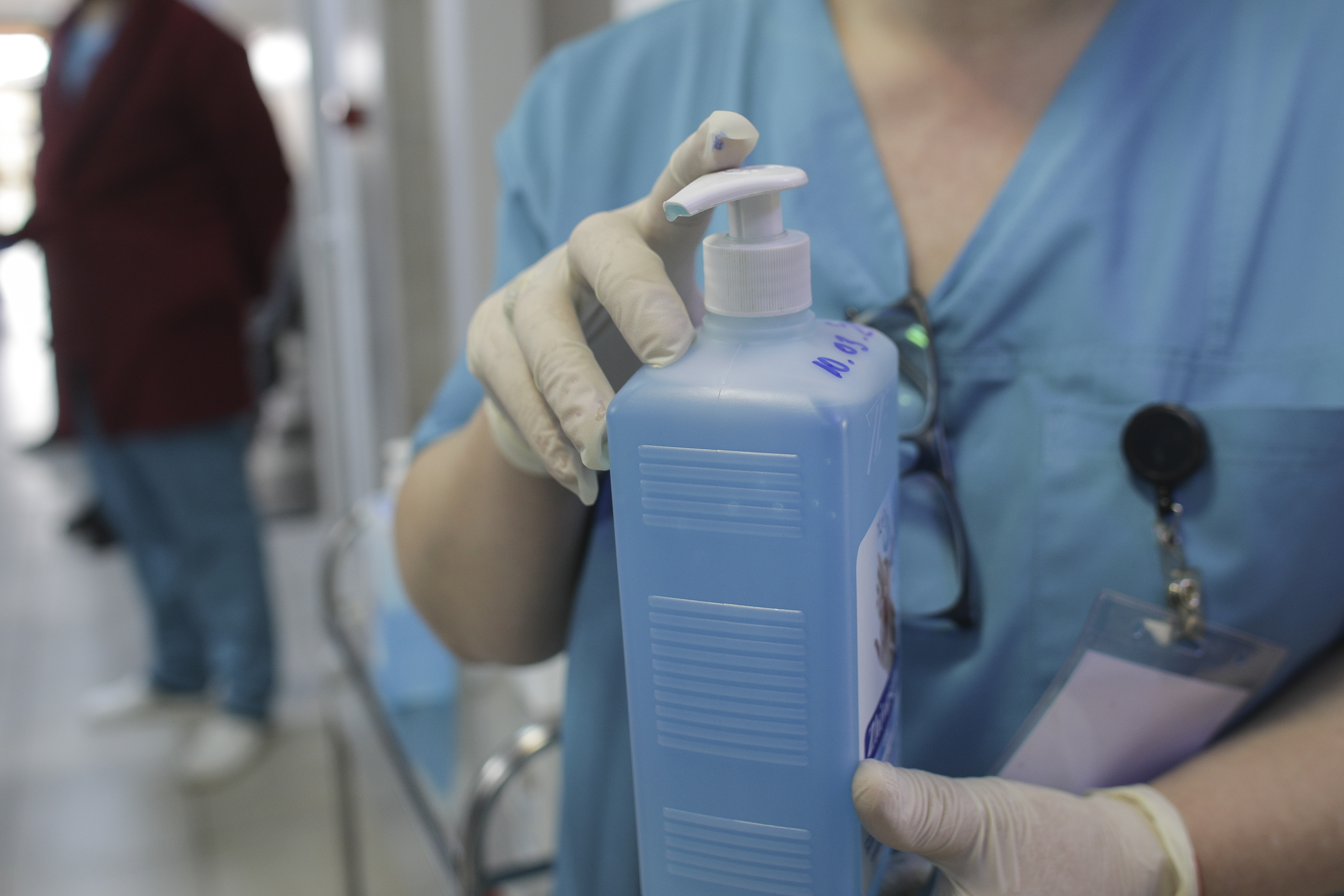 Firma care ar fi înşelat 46 de spitale cu dezinfectanți diluați, trimisă în judecată. Prejudiciul estimat depășește un milion de lei