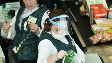 Employees wearing face shields and masks work at a cash register in a shopping mall of Minsk on April 11, 2020 during the COVID-19 outbreak, caused by the spread of the novel coronavirus., Image: 513630425, License: Rights-managed, Restrictions: , Model Release: no, Credit line: Sergei GAPON / AFP / Profimedia