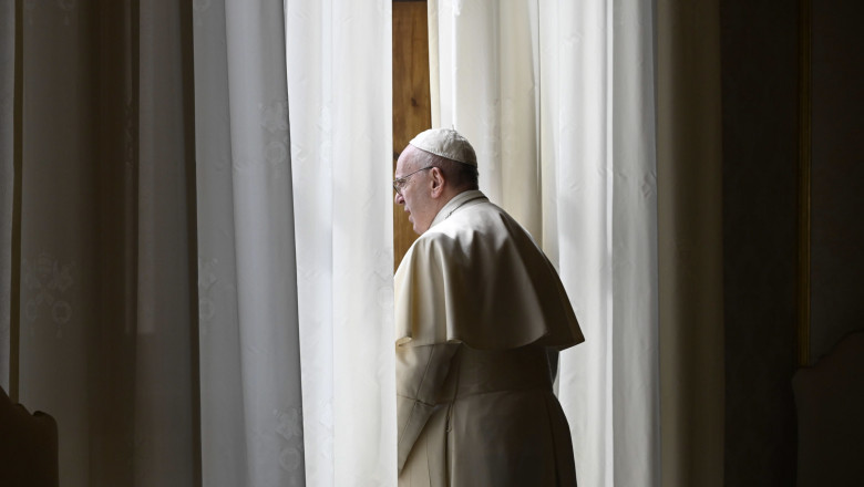 Papa Francisc priveste pe fereastra