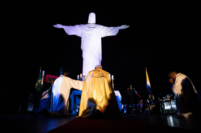 Act of Consecration of Brazil and Tribute to Medical Workers at the Christ the Redeemer Amidst the Coronavirus (COVID - 19) Pandemic