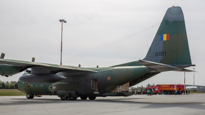 avion militar hercules materiale sanitare combinezoane foto mapn 111A8908_1586786689