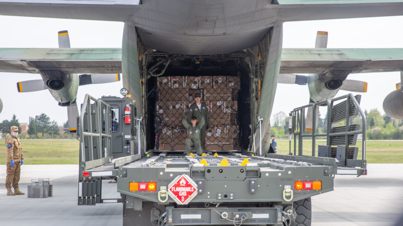 avion militar hercules materiale sanitare combinezoane foto mapn 111A8925_1586786691