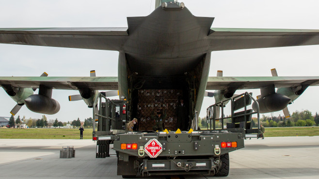 avion militar hercules materiale sanitare combinezoane foto mapn 111A8929_1586786691