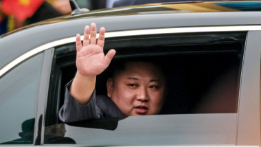 Liderul nord-coreean Kim Jong-un face cu mâna