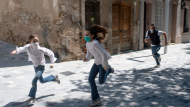 Un barbat din Spania aleargă impreuna cu fiicele sale in prima zi dupa ce copiii au avut voie sa iasa din case, ca urmare a pandemiei de coronavirus