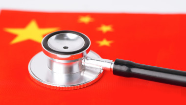stetoscop pe steagul Chinei, în contextul pandemiei de coronavirus