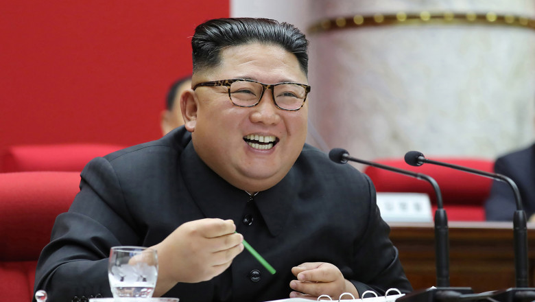 Fotografie cu Kim Jong-un făcută la o plenară de parid la sfârșitul anului 2019 și difuzată de agenția oficială nord-coreeanp KCNA la 1 ianuarie 2020