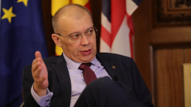 Ambasadorul României la Londra, Dan Mihalache, face un gest explicativ cu mana
