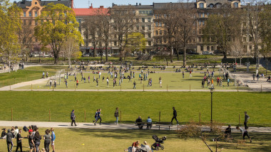 Suedia coronavirus, oameni în parc, în Stockholm