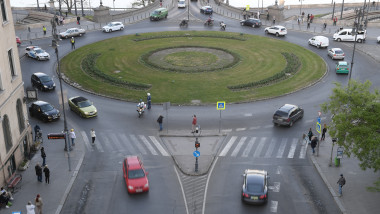 Drivers turn around a roundabout at Adam Clark square near the Prime Minister office during a demonstration to protest against the government and its measures to respond to the novel coronavirus pandemic on April 20, 2020 in Budapest., Image: 514370021, License: Rights-managed, Restrictions: , Model Release: no, Credit line: Attila KISBENEDEK / AFP / Profimedia