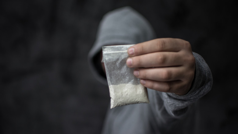 traficant de droguri oferă o pungă cu droguri, narcotice