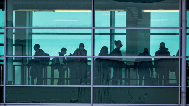 Oamenii asteapta in aeroport sa se imbarce in avion, pe aeroportul din Luton