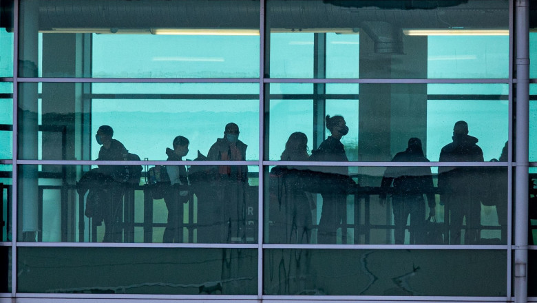Oamenii asteapta in aeroport sa se imbarce in avion, pe aeroportul din Luton
