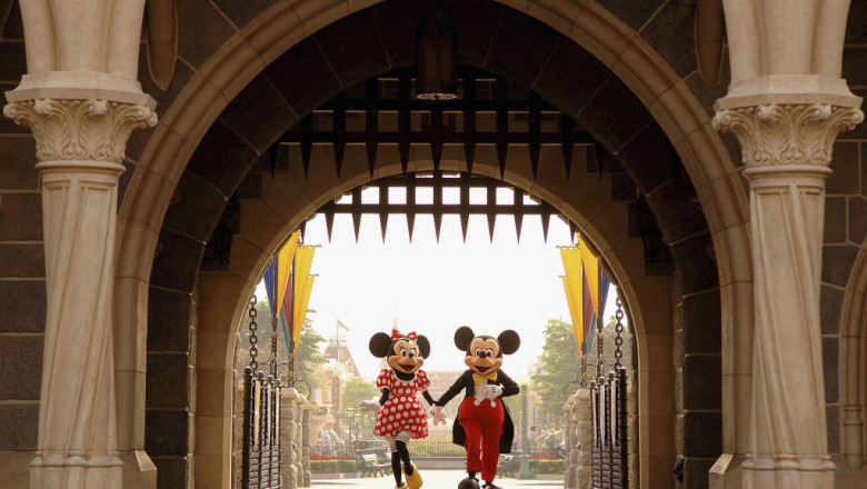 Mickey şi Minnie Mouse întâmpină vizitatorii la intrarea în Disneyland
