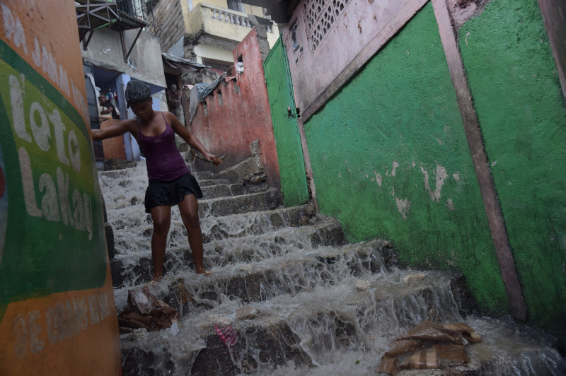 profimedia-haiti sărăcie apă pe scări inundație