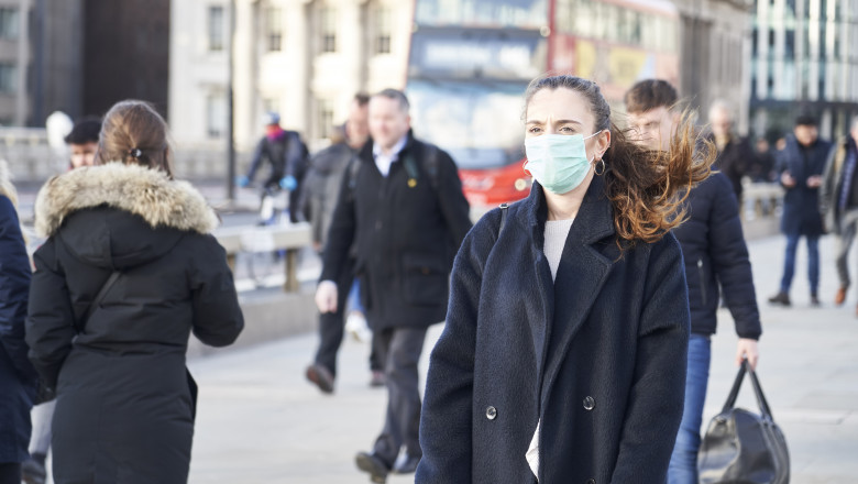 Femeie cu mască anti-Covid pe străzile Londrei