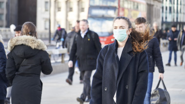 Femeie cu mască anti-Covid pe străzile Londrei