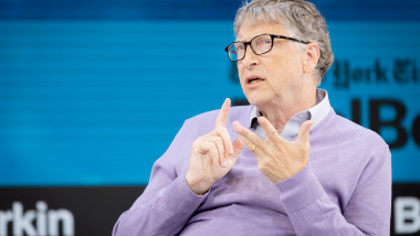 Bill Gates gesticulează în timp ce vorbește