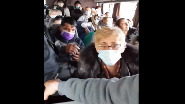 români înghesuiţi în autocar la vama Nădlac, transportaţi spre centrele de carantină
