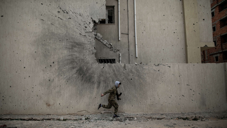 război civil Libia, luptător al forţelor guvernamentale fuge de focul lunetiştilor