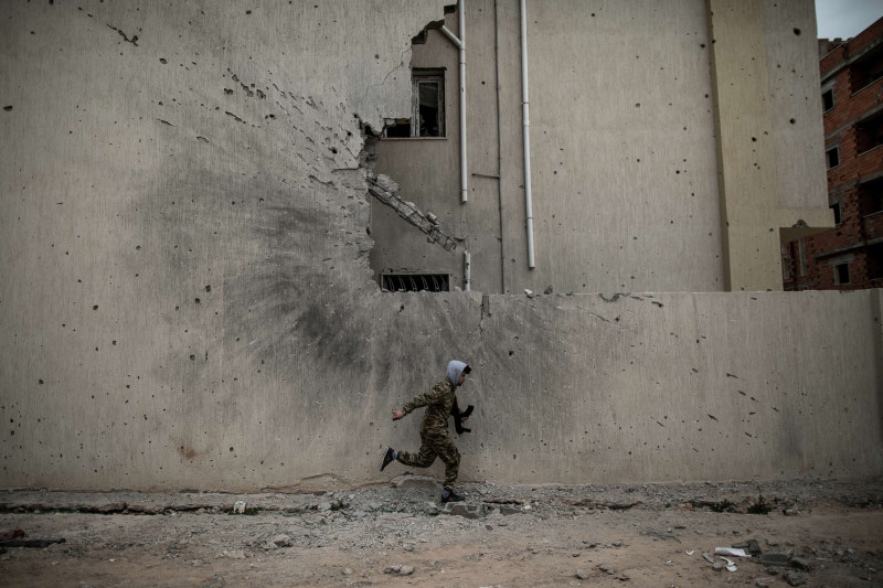 război civil Libia, luptător al forţelor guvernamentale fuge de focul lunetiştilor