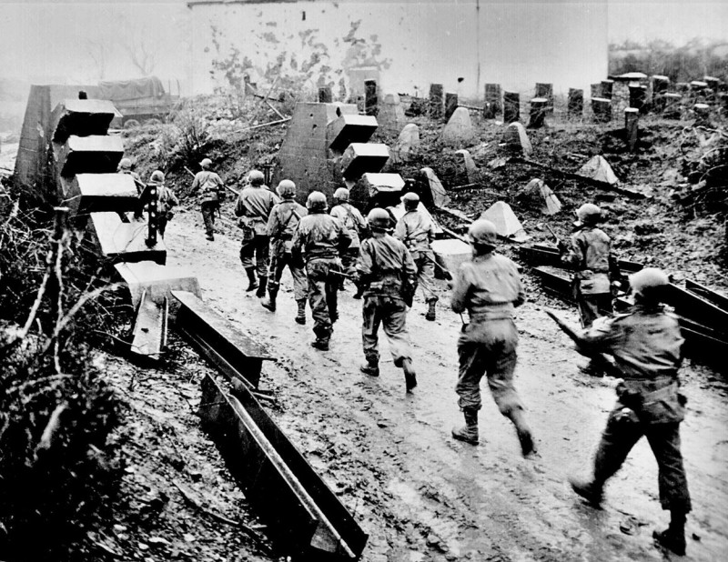 Americans cross Siegfried Line, 1945