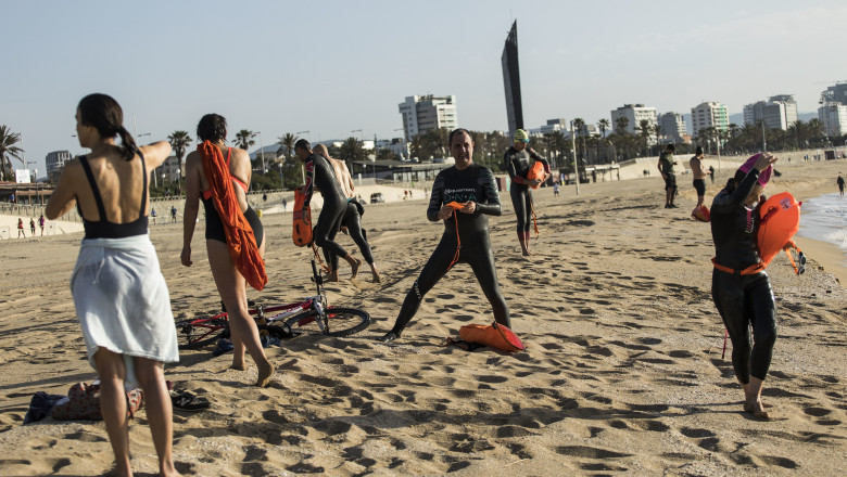 Oameni fac sport pe plajele redeschise în Barcelona de autorităţile locale, în timpul pandemiei de coronavirus din Spania
