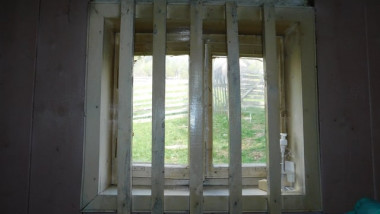 geam cu gratii de lemn - politie