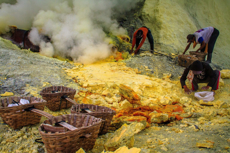 mina de sulf in indonezia