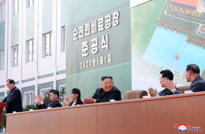 Primele imagini cu liderul de la Phenian, Kim Jong-un, după o absență de 20 de zile