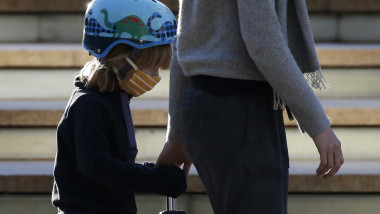 Copil cu mască și cască de protecție