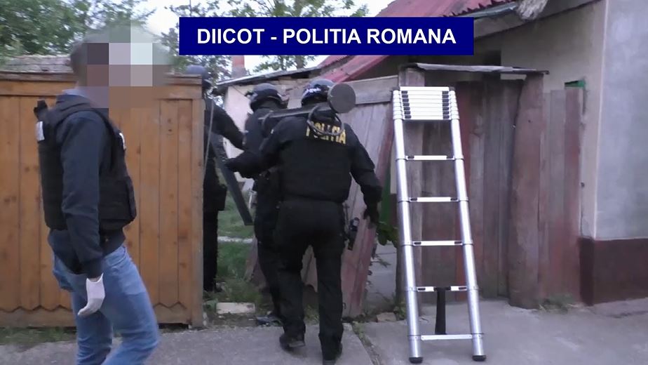 O româncă a fost condamnată definitiv la un an şi jumătate închisoare cu executare pentru propagandă teroristă