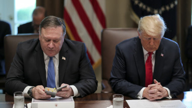 Presedintele Donald Trump si secretarul de stat Mike Pompeo participa la o intalnire a cabinetului, la Casa Alba