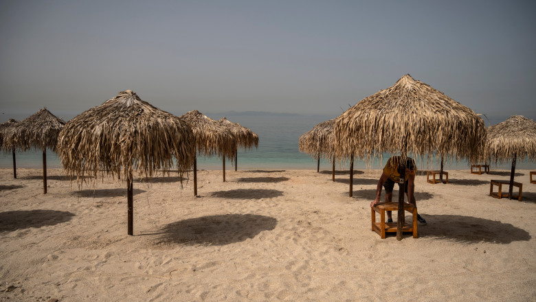 plajă pustie, turismul în vremea epidemiei de coronavirus