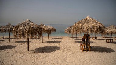 This picture shows a beach a day before the official opening of beaches to the public, near Athens on May 15, 2020. Greece said May 14 it will open 515 beaches strarting May 16 as a balmy weekend approaches, but apply strict social distancing measures owing to the coronavirus., Image: 519624150, License: Rights-managed, Restrictions: , Model Release: no, Credit line: Angelos Tzortzinis / AFP / Profimedia