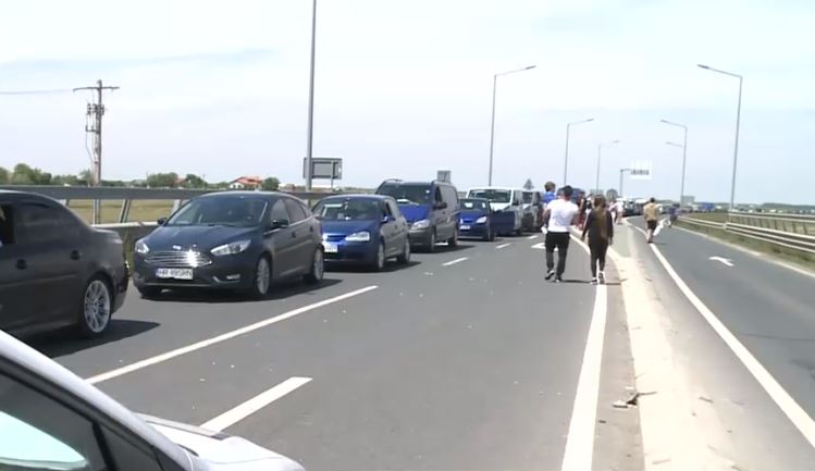 Aglomerație la patru puncte de trecere a frontierei spre Ungaria. Șoferii așteaptă și o oră să iasă din țară