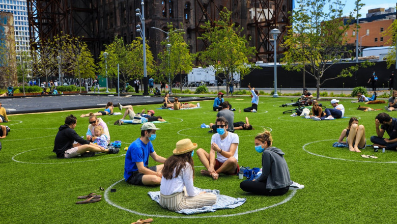 Într-un parc din New York au fost create locuri de parcare pentru oameni pentru a le fi mai ușor să respecte distanțarea fizică