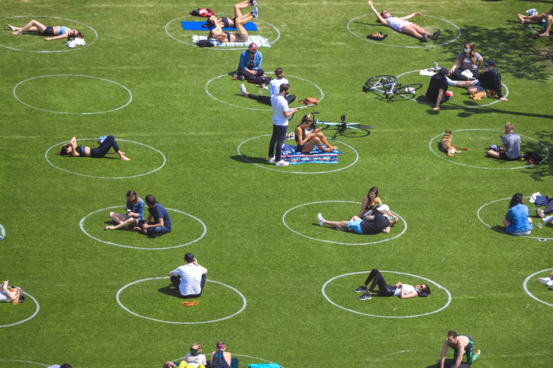 Într-un parc din New York au fost create locuri de parcare pentru oameni pentru a le fi mai ușor să respecte distanțarea fizică
