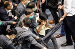 Ciocniri între legislatori în Parlamentul din Hong Kong
